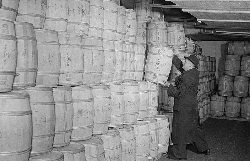 butter-mountains-1_Kurt_Krause_beim_Stabeln_von_50_Kilo_Butterfässe